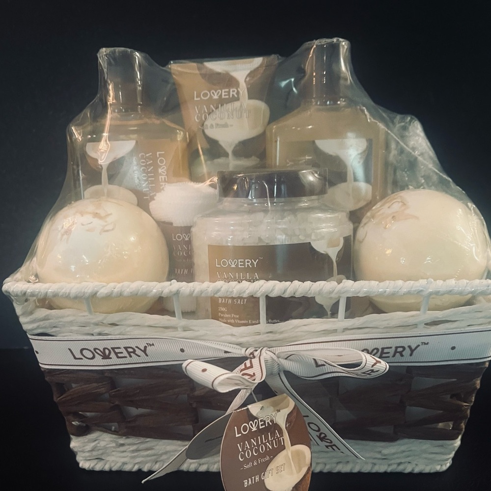Love Vanilla Coconut Bath Gift Set - NWT
